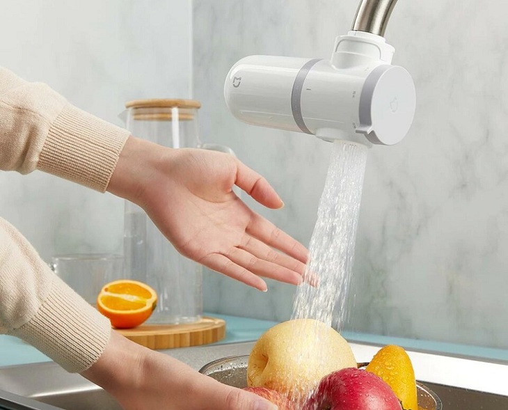 Máy lọc nước tại vòi là một loại thiết bị lọc nước mini được lắp trực tiếp vào hệ thống vòi nước tại bồn rửa, vòi hoa sen