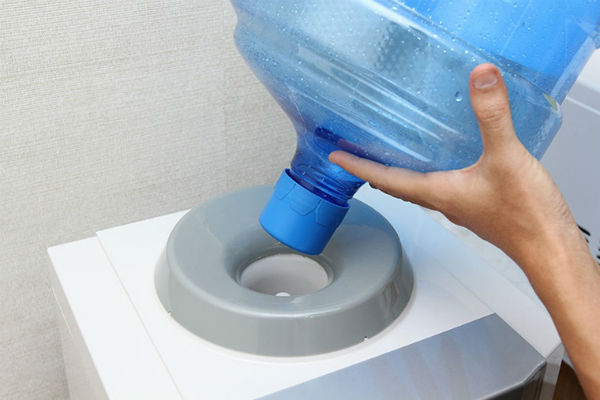 Bạn cần vệ sinh cây nước nóng lạnh thường xuyên để đảm bảo tuổi thọ thiết bị và chất lượng nước uống
